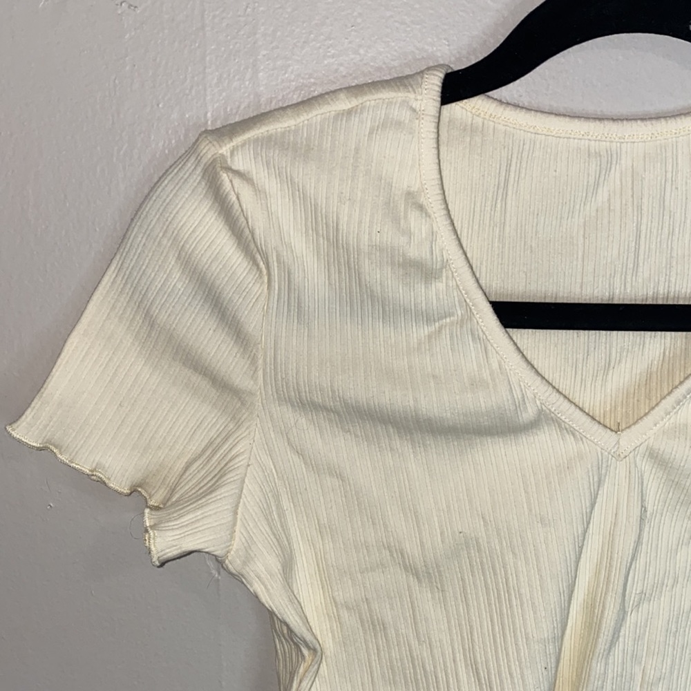 🪿Adorable Cream Colored Crop top with lettuce sleeves & bottom!